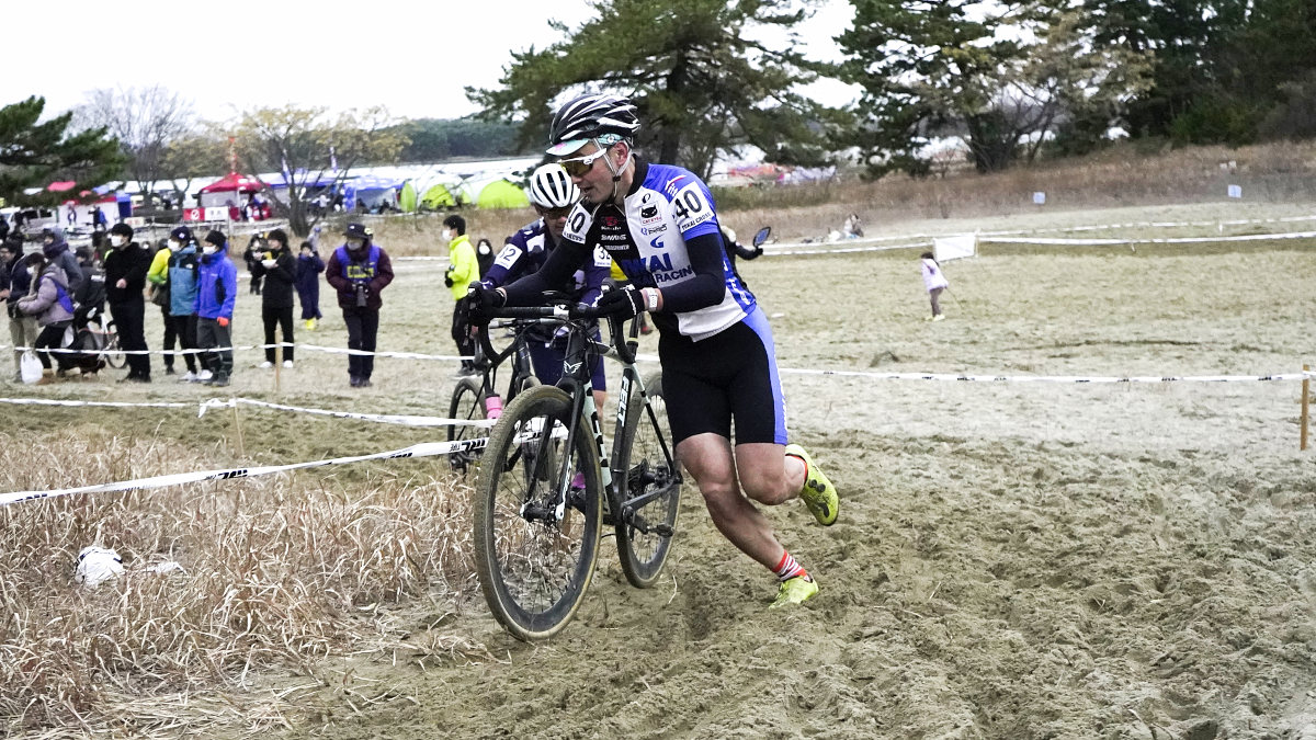 乗り切れずに降車で180度ターンを走る戸谷亮司（京都岩井商会レーシング）