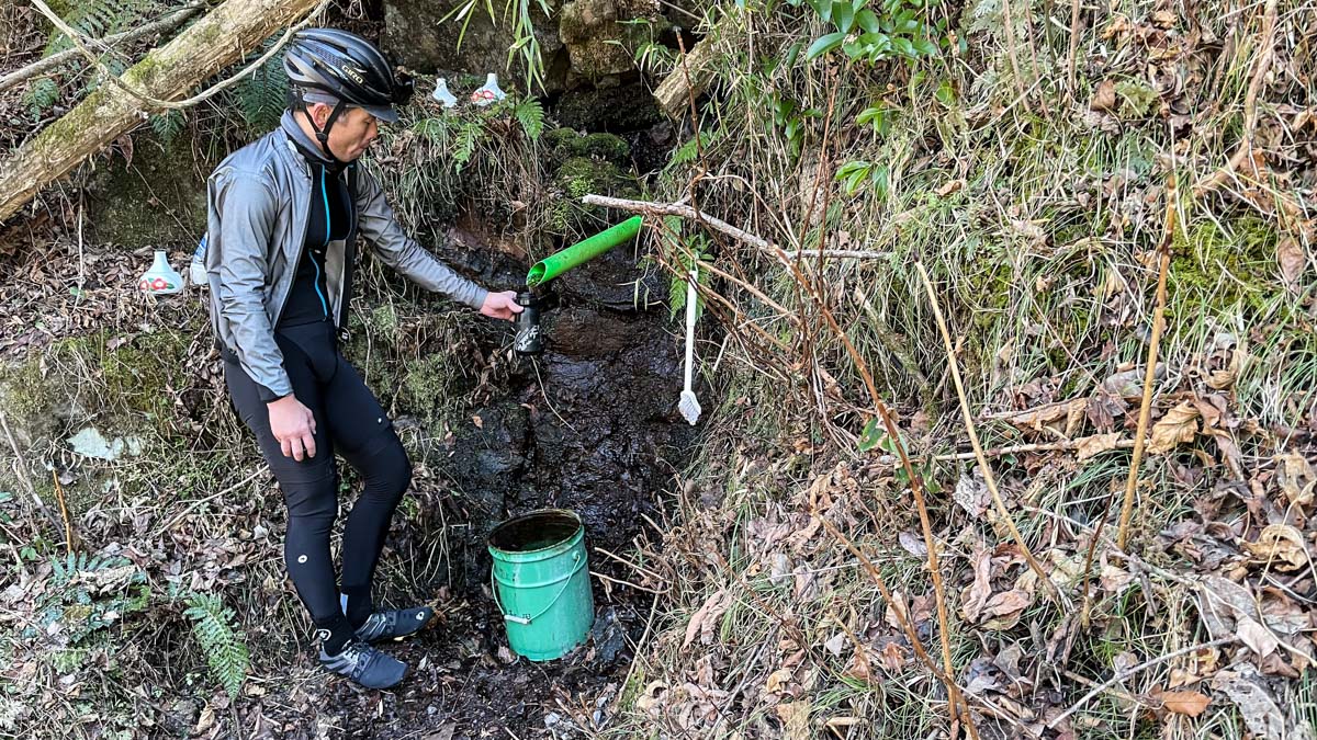 やまなみ林道唯一の補給スポットである湧き水