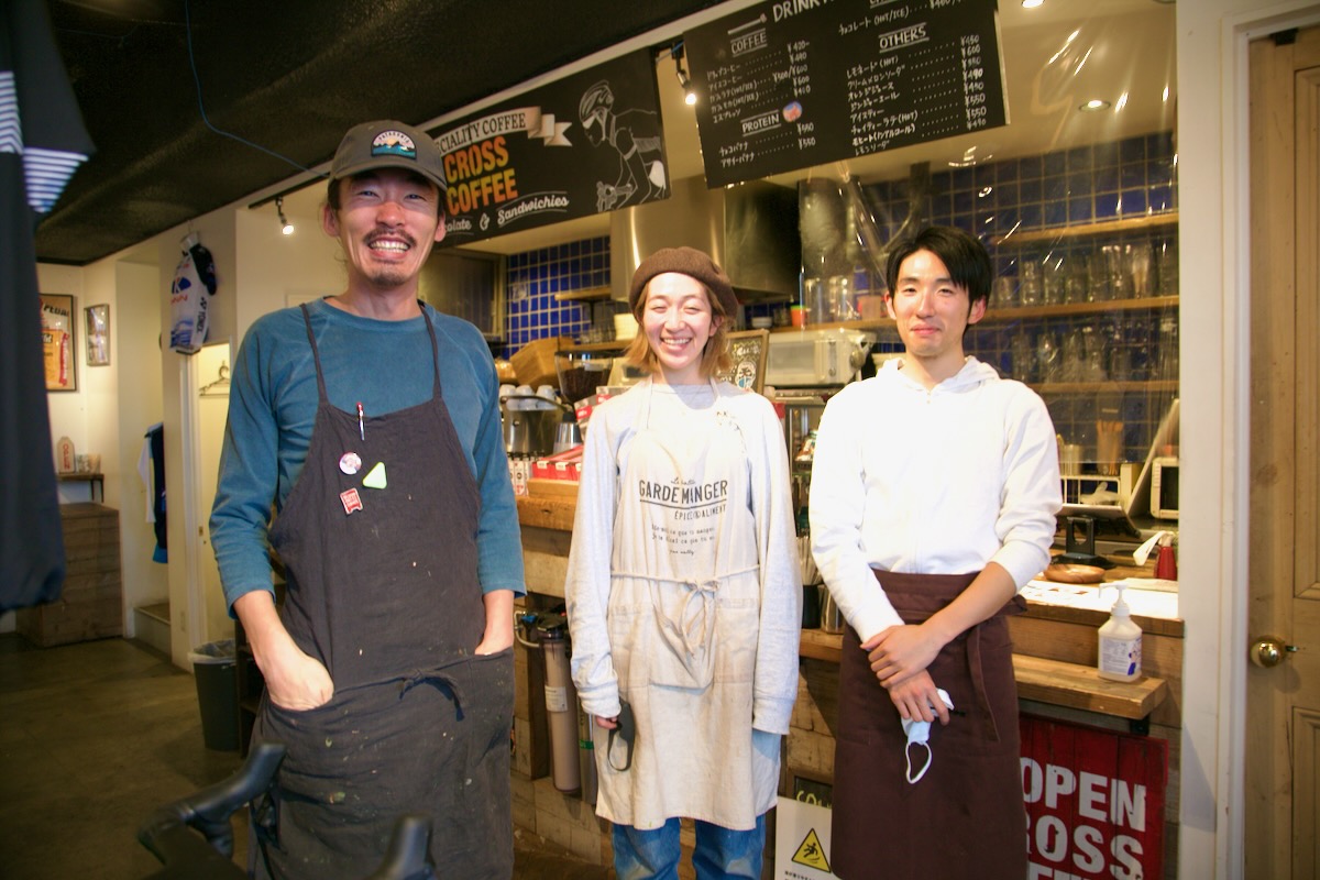 名物店長のトニオさん（左）以下、楽しいスタッフが待ってます