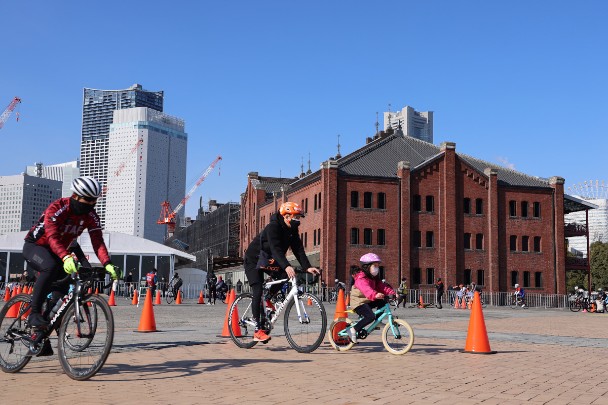 走行会を楽しむ親子のサイクリスト