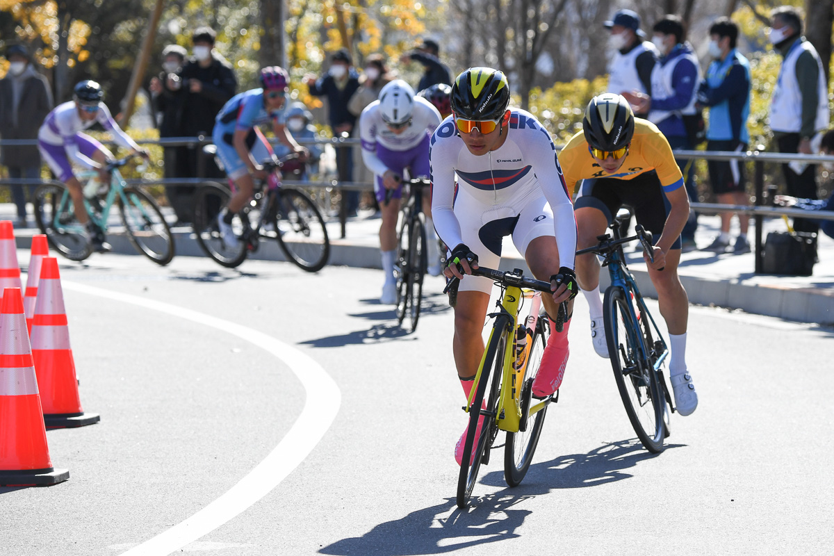 前年優勝の川野碧己（慶應義塾大学）も集団前方でレースを進める