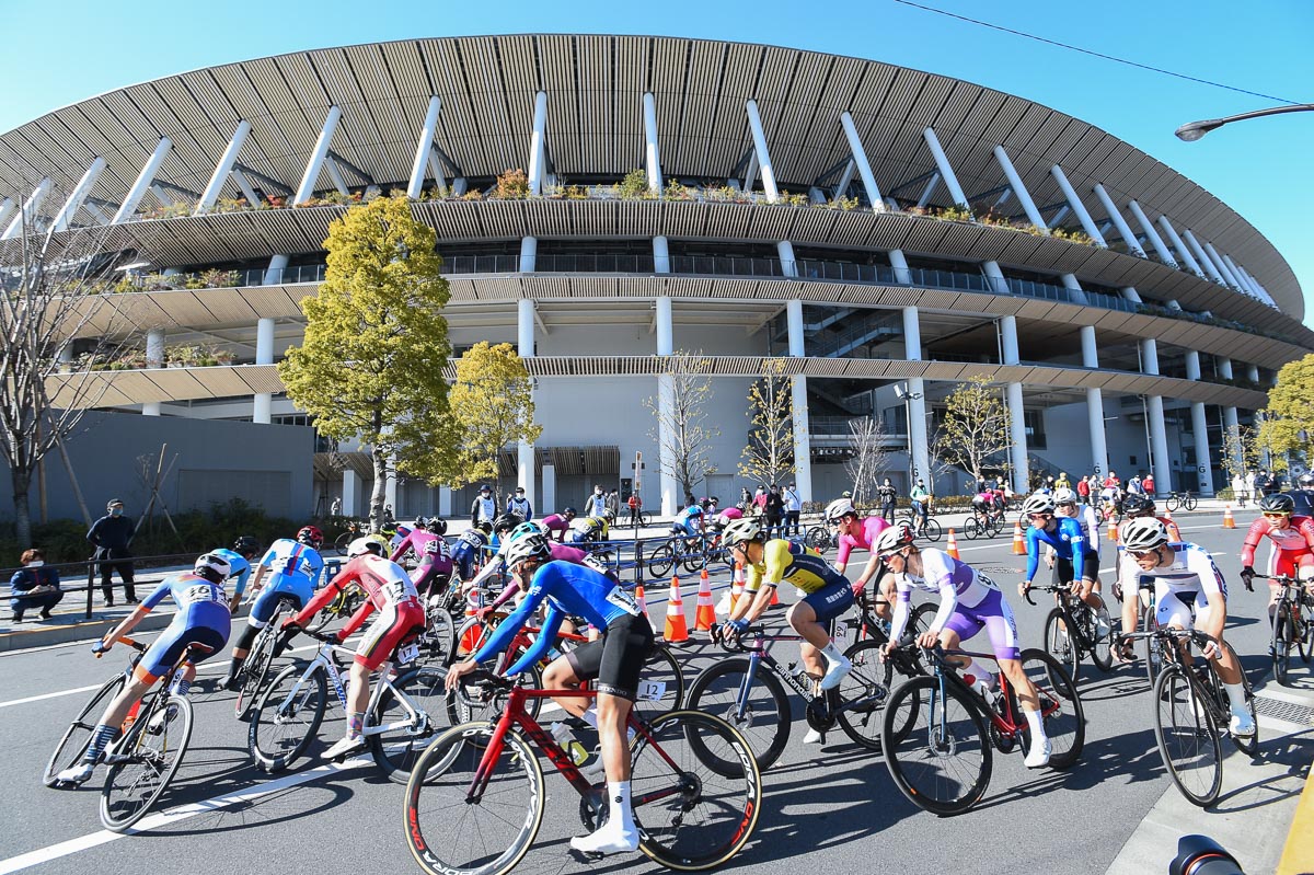 国立競技場前のヘアピンコーナーをクリアしていく集団