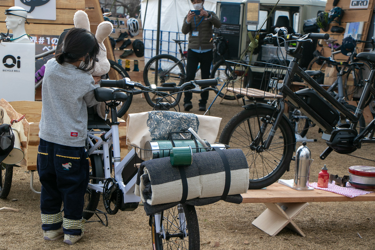 ブルーノのeToolはいろんな楽しみ方が広がる小径E-BIKE。うさぎのぬいぐるみを載せてどこへ出かけたいのでしょう？笑