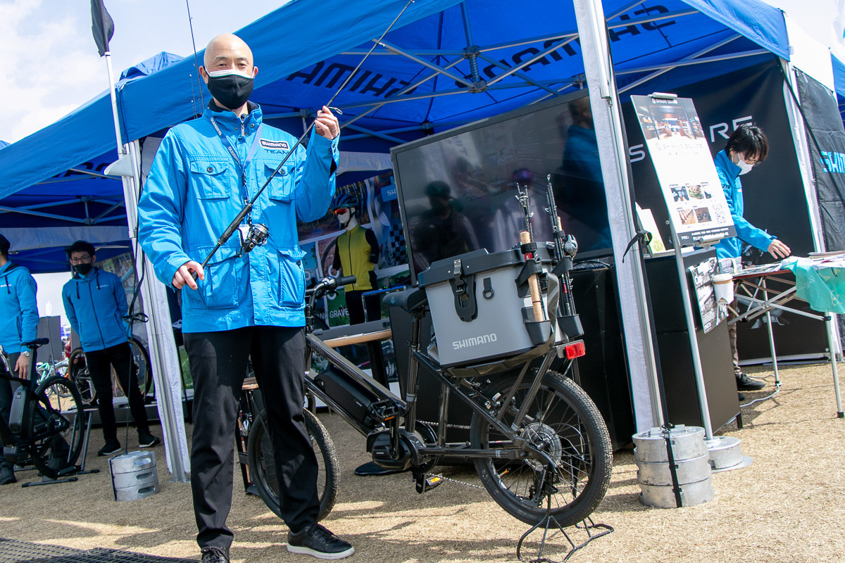 シマノは自転車と釣り、両方を楽しむRide&Fishを提案。手に持っているのはジャッカルとシマノがコラボレーションしたバスロッド、ポイズンアルティマ。ちょっと振らせてもらいましたが、手から伝わってくるピンと張り詰めた感覚が超高感度ロッドであることを主張する存在感ある一振りでした