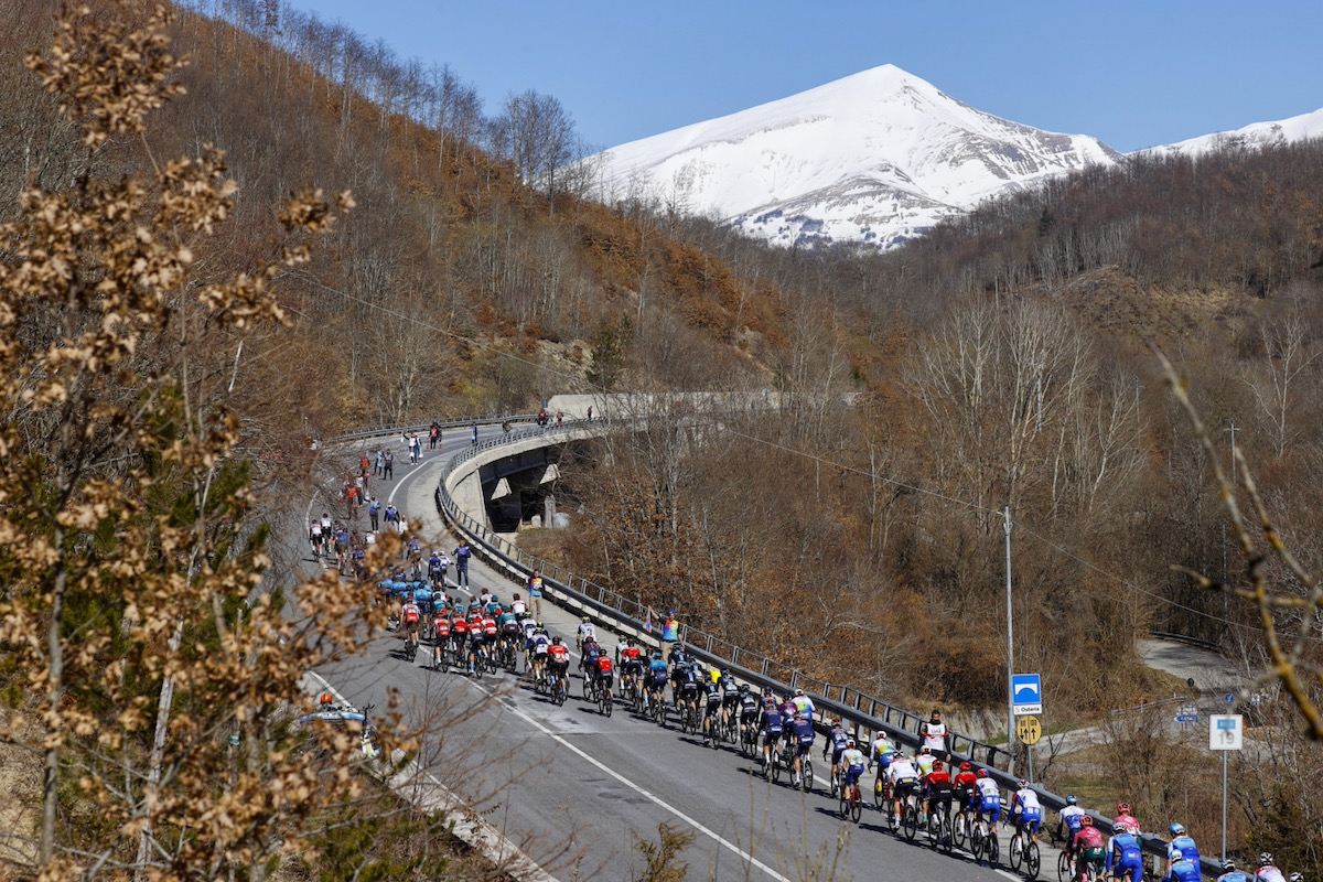 アペニン山脈を越えてアドリア海に向かうプロトン