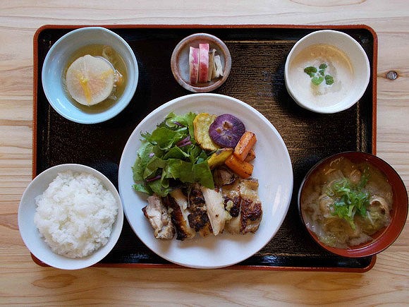 緑に囲まれたくつろぎカフェ『薪炊きご飯ゆかいな仲間』でランチ