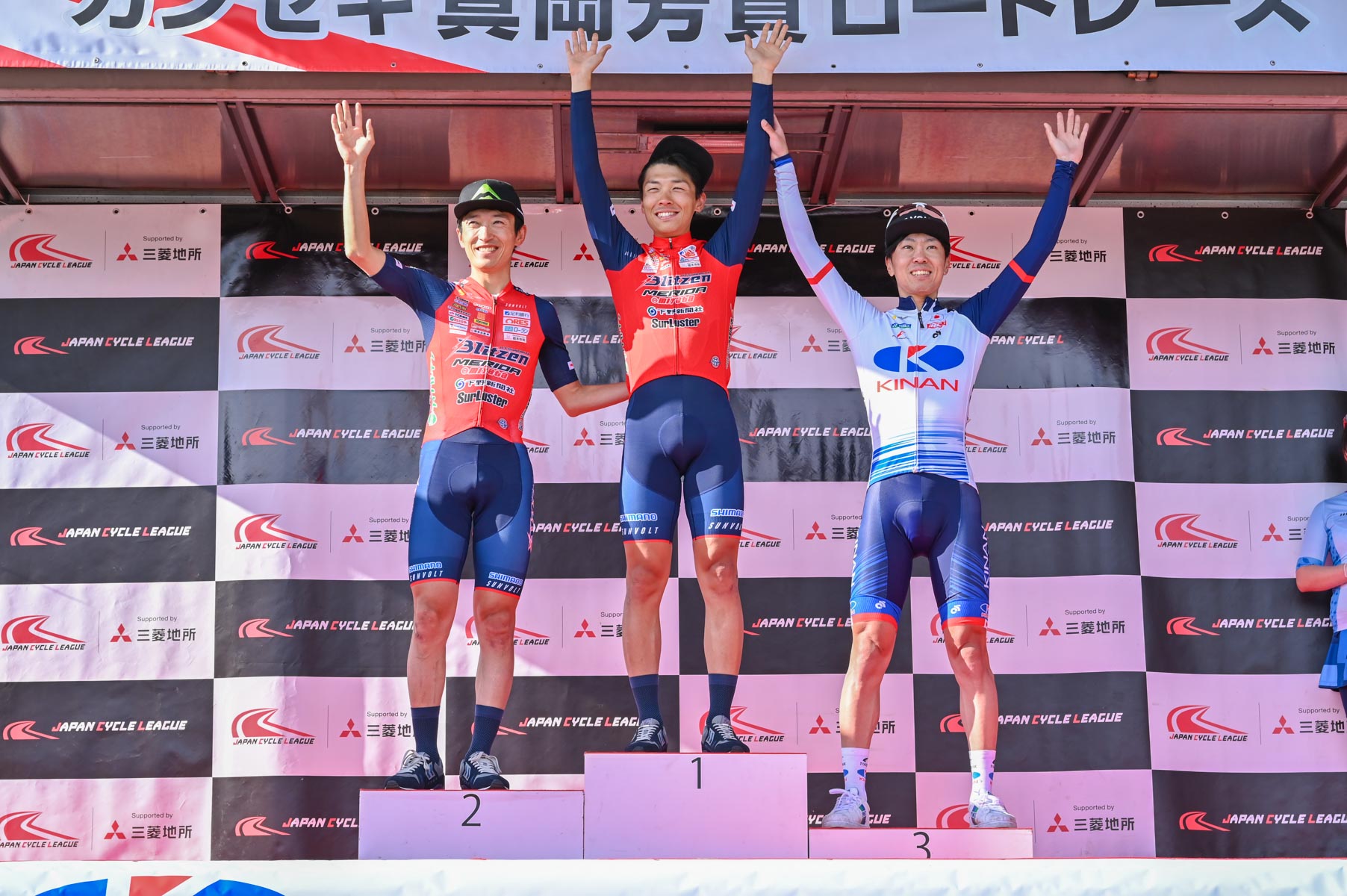 表彰式 小野寺玲（宇都宮ブリッツェン）はロードレース初勝利だ