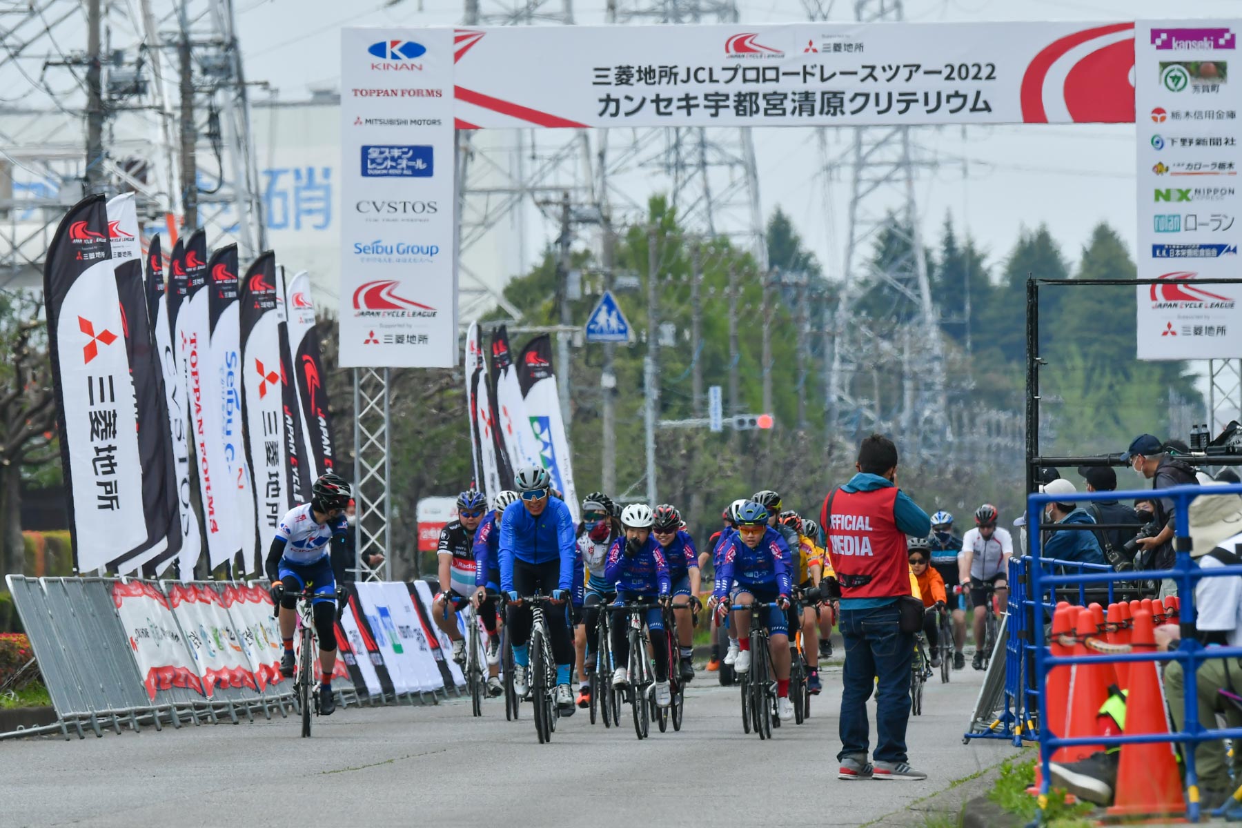 レース前のコースでは今中大介氏を招いてのファンライドも