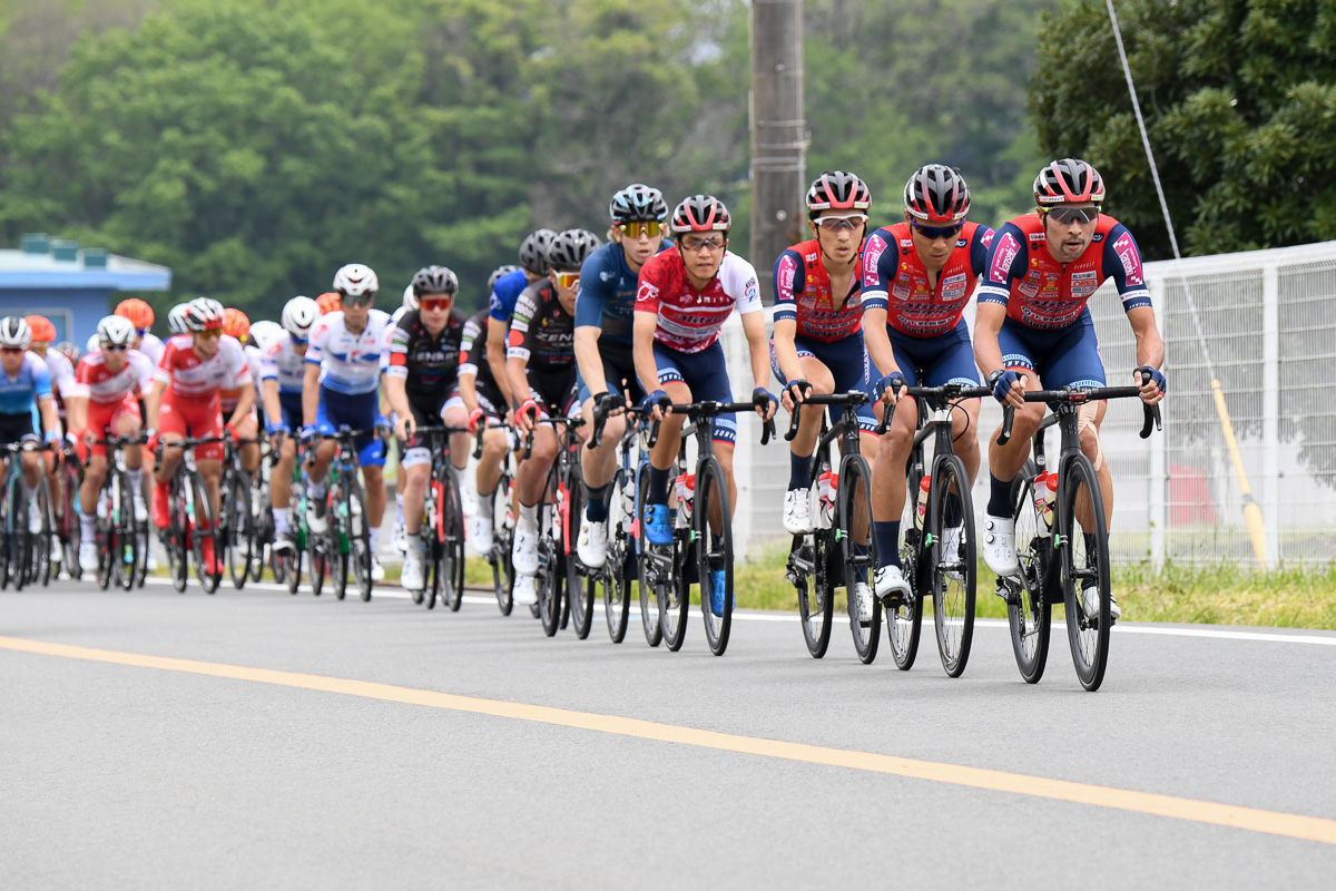 阿部嵩之を先頭に宇都宮ブリッツェンがメイン集団をコントロール