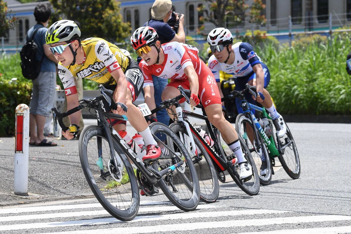 入部正太朗（弱虫ペダルサイクリングチーム）、山田拓海（日本ナショナルチーム）、新城雄大（キナンレーシングチーム）の3名が追走