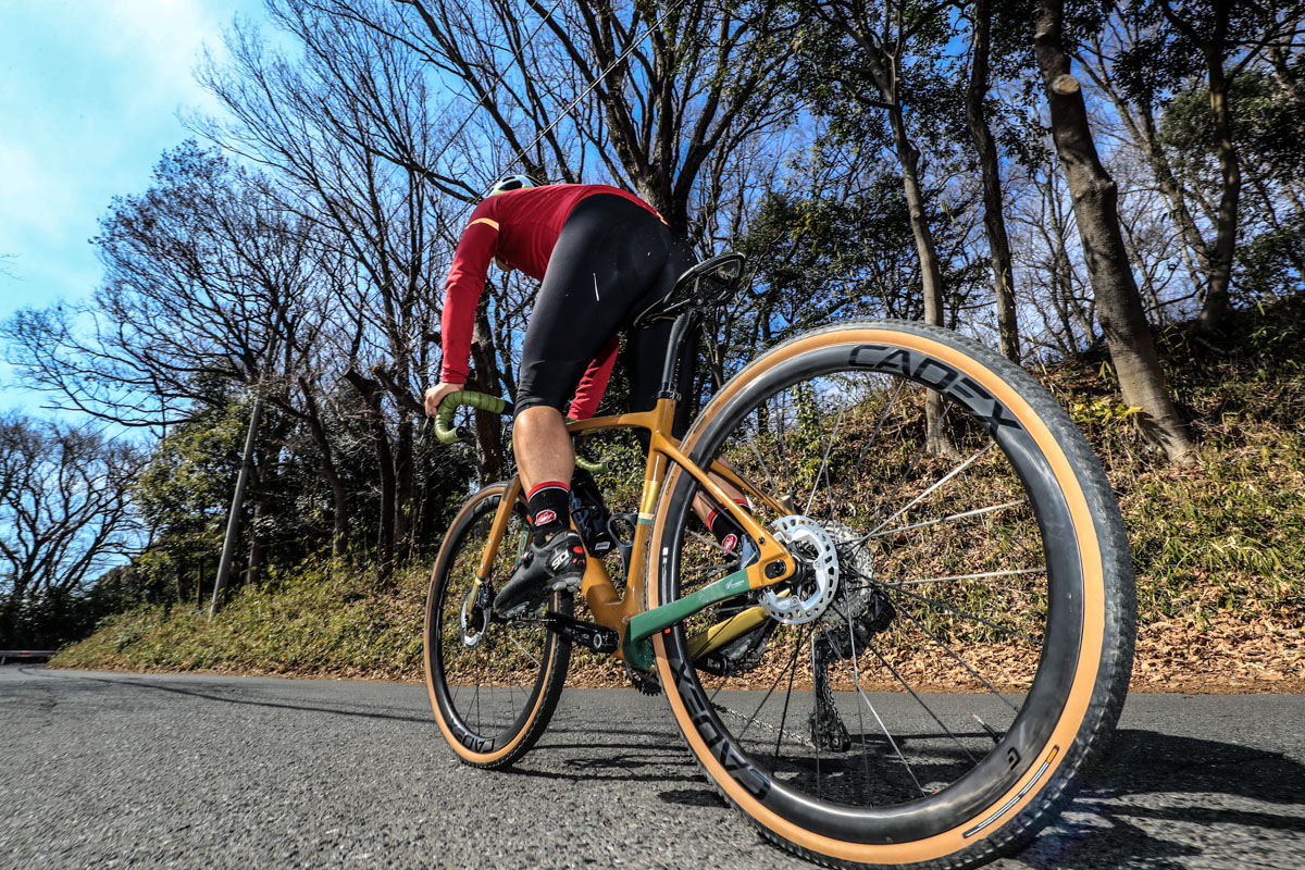 CADEXホイールの軽量さが舗装路ではロードバイクのような走りを可能にする