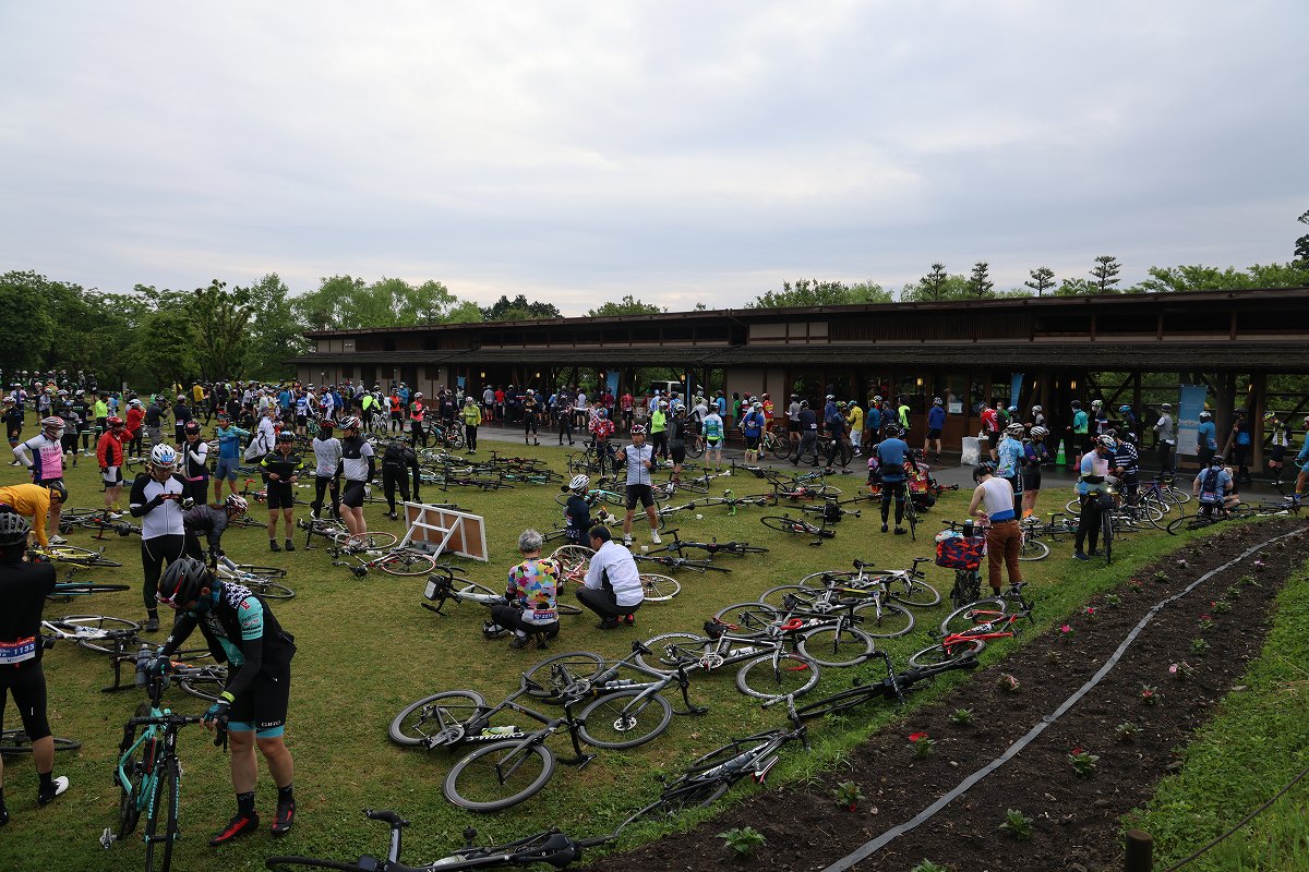 第一エイドのアルプスあづみの公園に到着