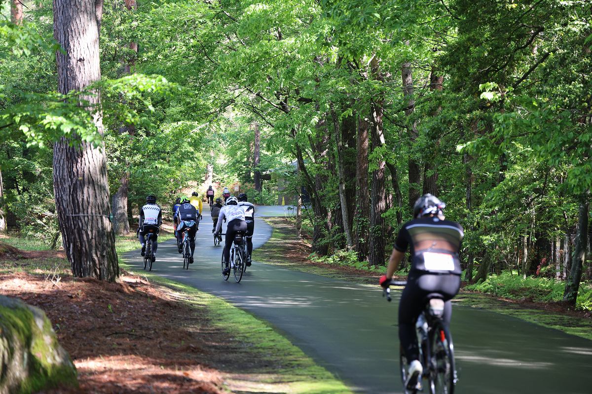 第二エイドまではあづみの公園の園路を抜けていく