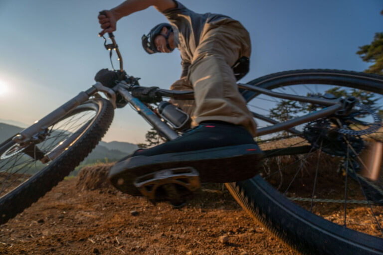 アクティブにバイクに働きかけるライダーにピッタリの一足だ