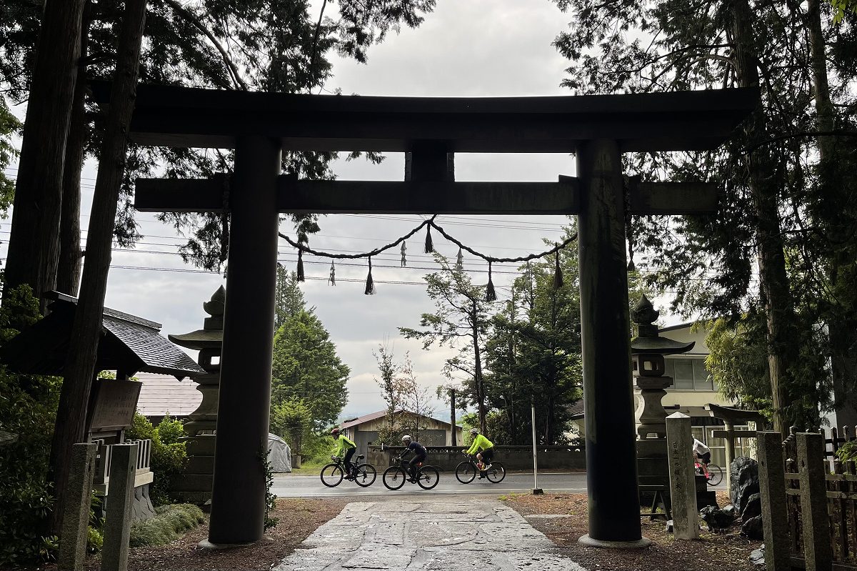 大宮大明神の前を駆ける