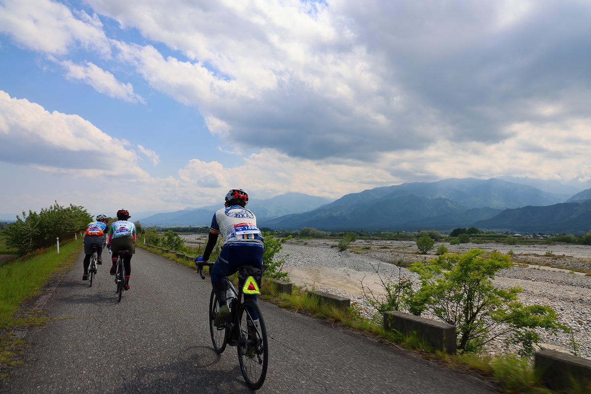 高瀬川の土手上のルートを走る