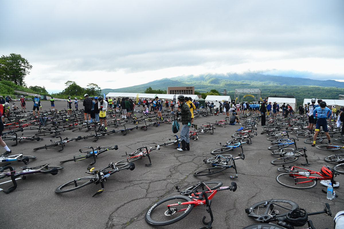 スタートを待つ自転車　羊蹄山は姿を見せない