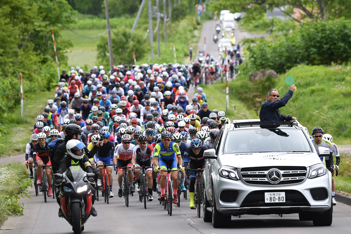 150kmスタートはパレード走行中に3つのグループを合流させた