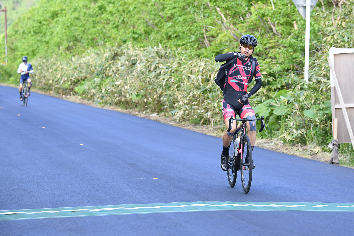 KOM（山岳賞ポイント）は石井祥平（アーティファクトレーシングチーム）が先頭通過