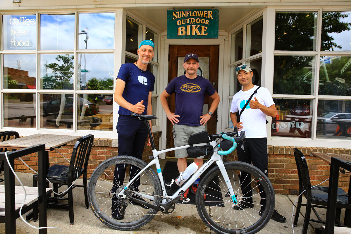 マイケル・ライスさん（chapter2ジャパン代表）とCW綾野。マイキーが大学時代にMTBを買ったカンザスのバイクショップを訪問した