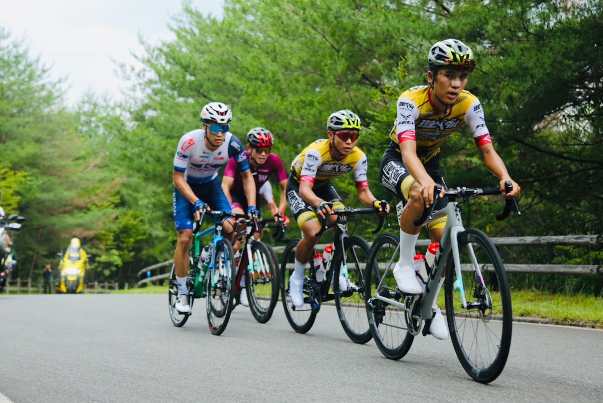 逃げグループを率いる香山飛龍と岩田聖矢（弱虫ペダルサイクリングチーム）