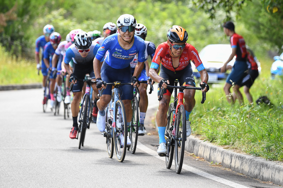 13周目、小石祐馬（チーム右京）を追ってペースアップする新城幸也（バーレーン・ヴィクトリアス）