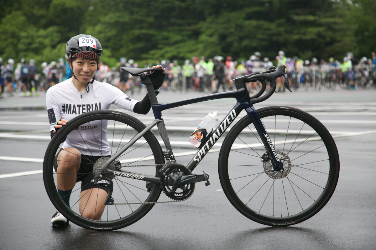 加藤衣穂さんとスペシャライズド TARMAC SL7 PRO