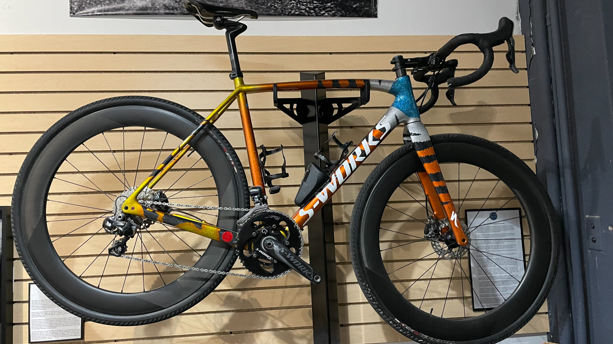 2013年にダン・ヒューズが駆ったスペシャライズド S-Works Crux EVO。蛾のスペシャルペイントが施されたMothrah（モスラ）バイクとして有名