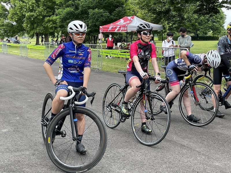 女子ビギナーとスポーツのスタート前、手前よりリーグ登録の岡本、山田