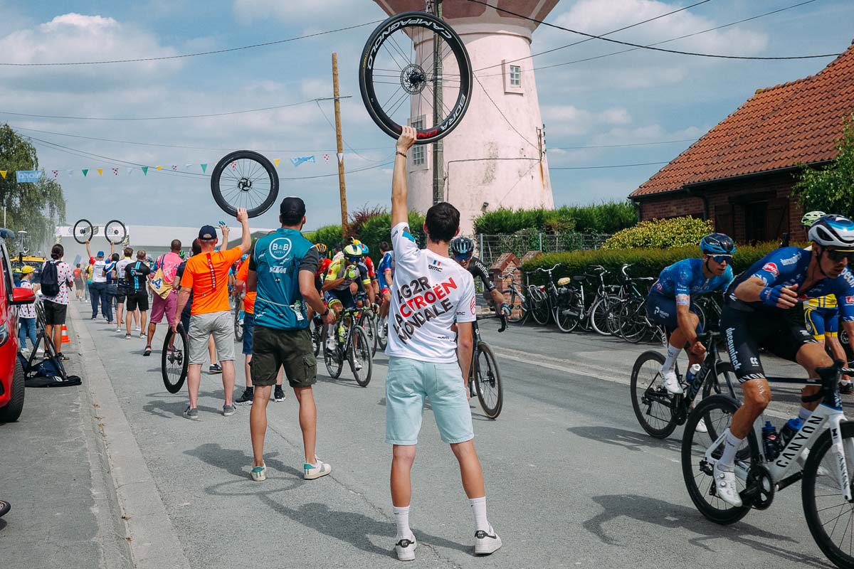 石畳のレースではよく見かける光景。各石畳の出口で、こうしてスタッフが待ち受けるよう各チームが人員を配置する。