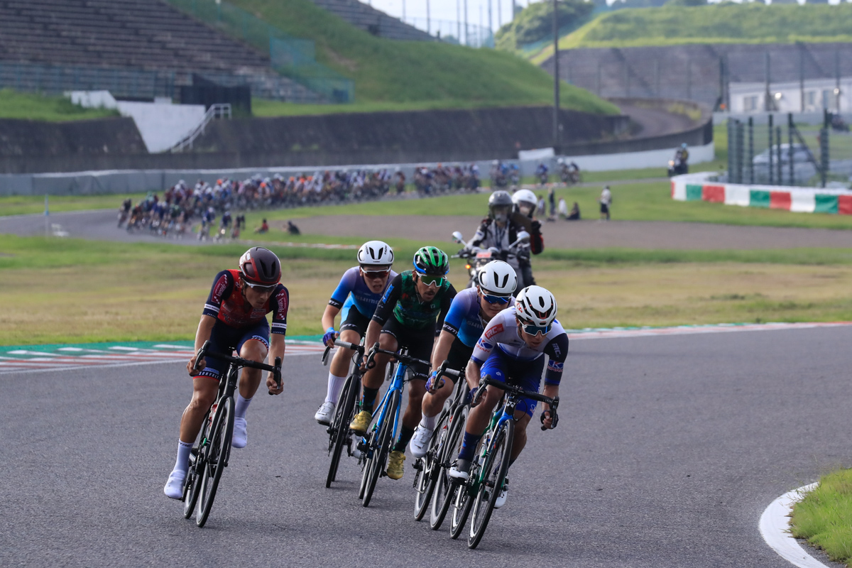 増田成幸（宇都宮ブリッツェン）、風間翔眞と天野壮悠（シマノレーシング）、花田聖誠（キナンレーシングチーム）の逃げが差を開く