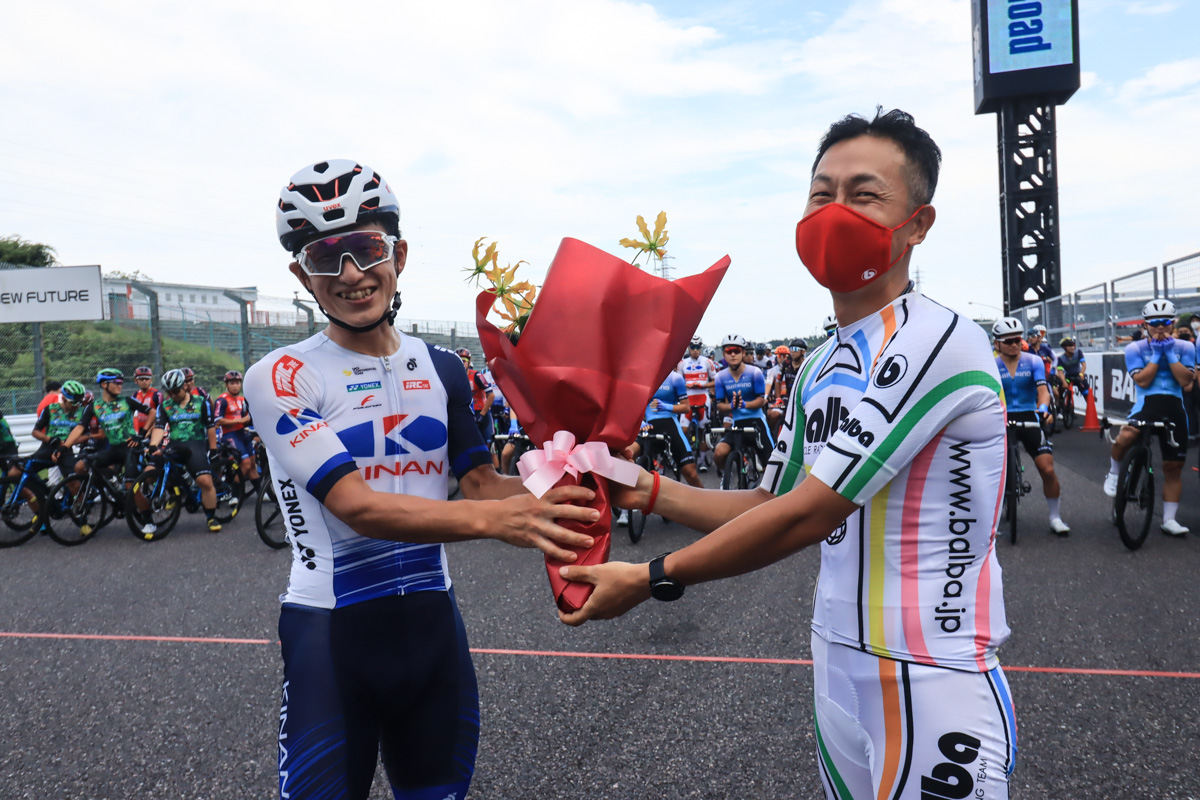 シマノ鈴鹿ロードで中島康晴（キナンレーシングチーム）に井上和郎が花束を手渡す
