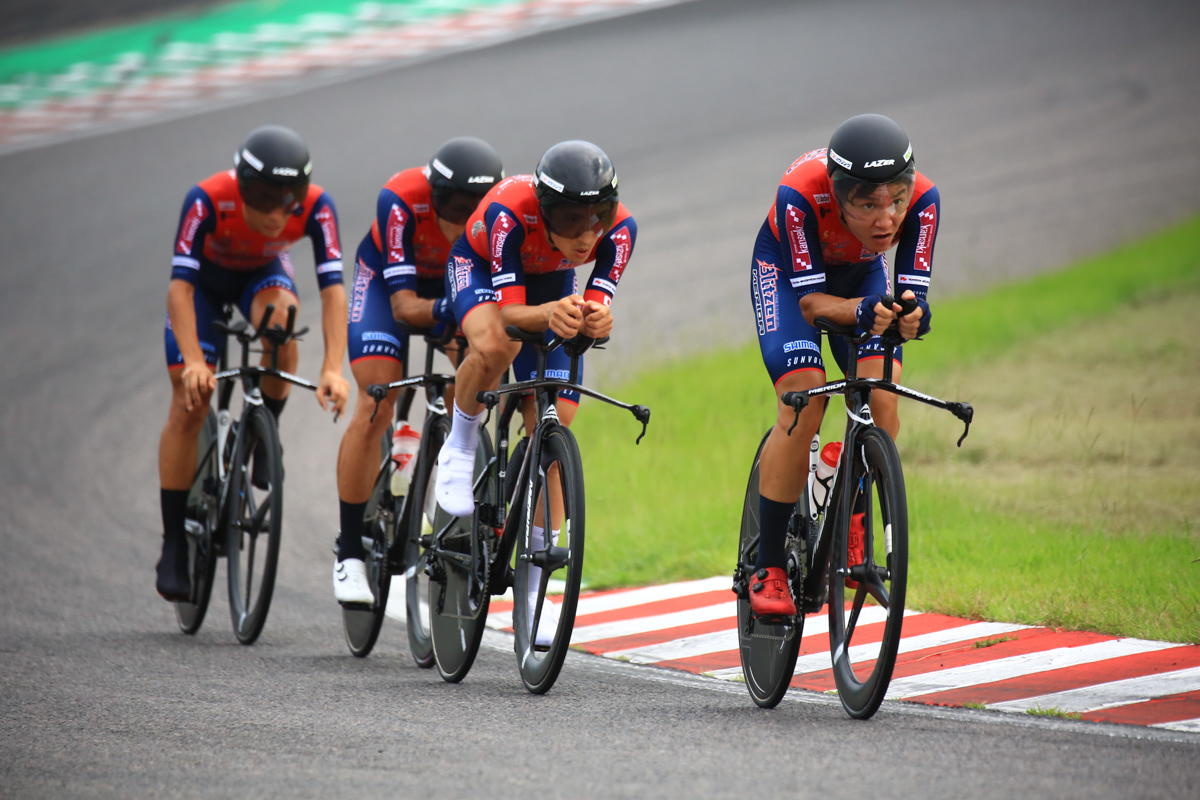 チームTTを史上最速タイムの26分34秒38・平均時速52.25km/hで制した宇都宮ブリッツェン