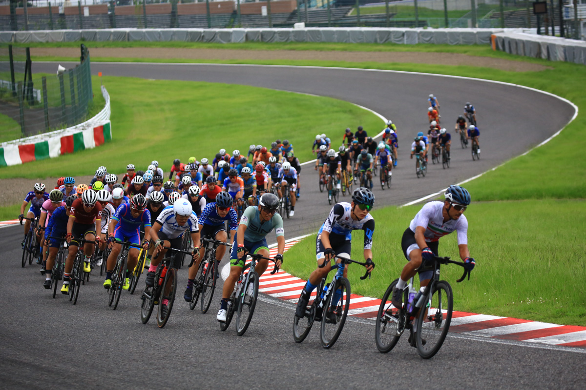 2時間エンデューロの先頭集団はさすがの大人数だ