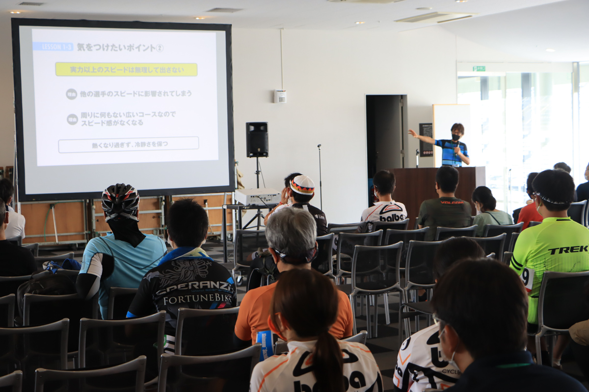 今中大介さんによるレース初心者講習会。サーキットの走り方のコツも教えてくれる