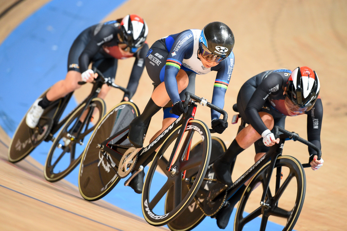 女子エリート・オムニアム　ポイントレースでアウト側がらまくっていく梶原悠未（TEAM Yumi）