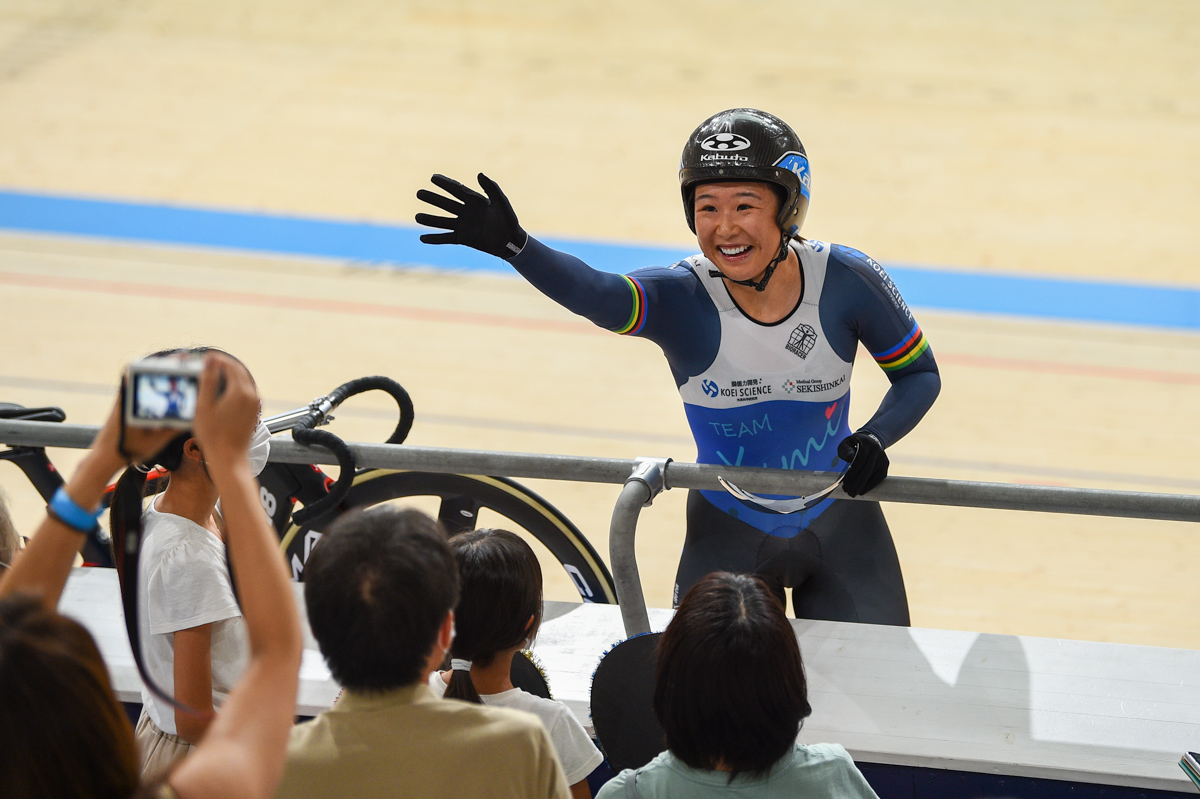 女子エリート・オムニアム　優勝した梶原悠未（TEAM Yumi）が応援団に応える