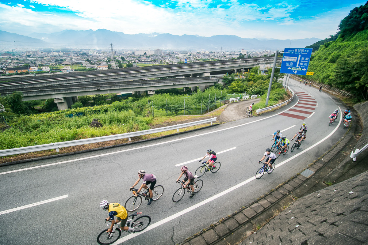 広大な葡萄畑を横目に走る山梨フルーツライド