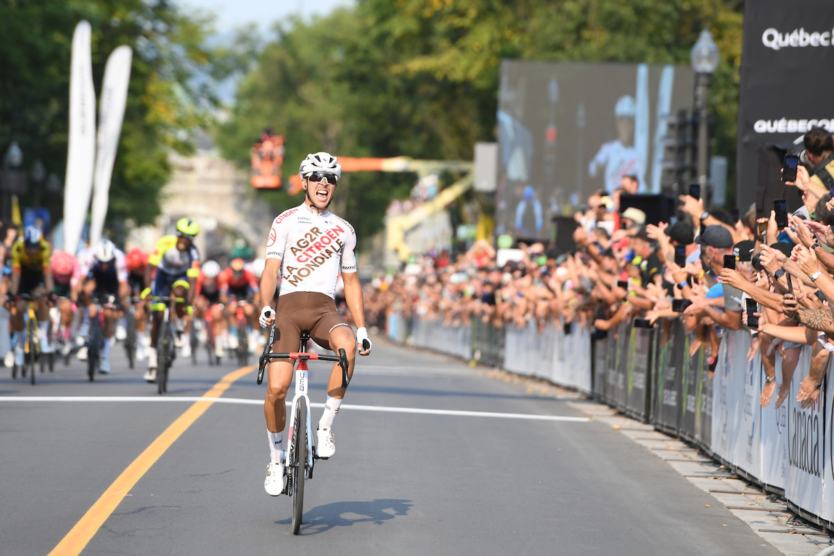 独走で勝利を飾ったブノワ・コスヌフロワ（フランス、AG2Rシトロエン）