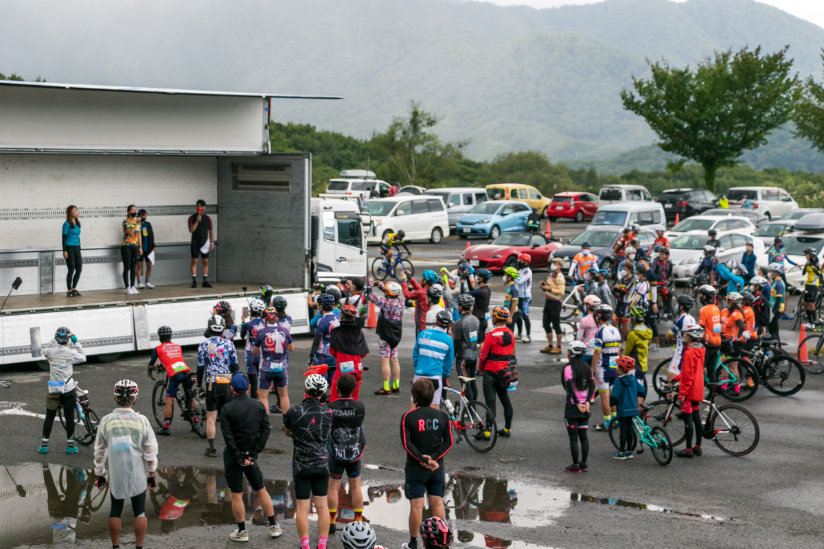 ステージとなったトラックの前に参加者が集まる