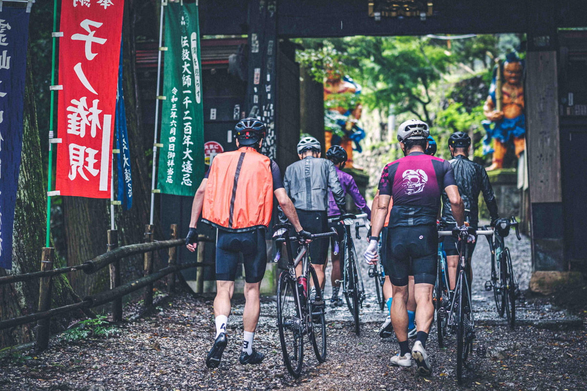 子の権現の参道を進むと仁王様が迎えてくれる