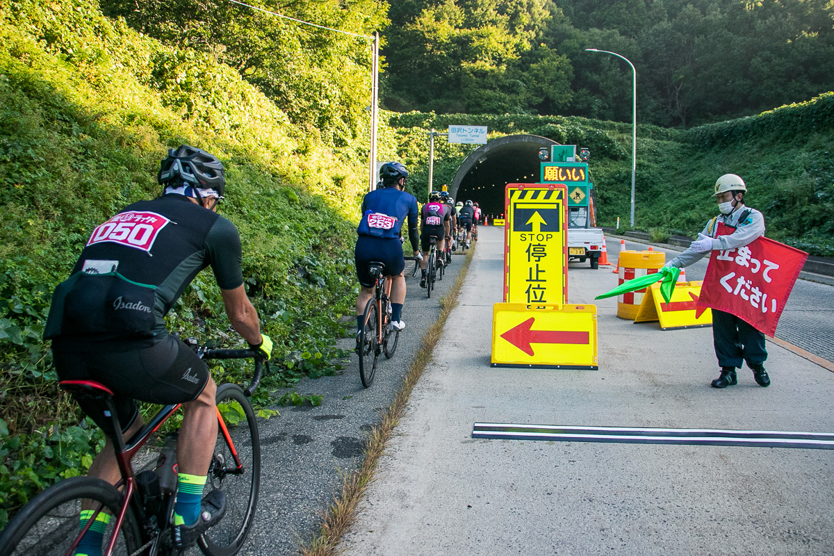 グル麺ライドのすごいところその1。トンネルは片側を自転車専用にしてくれています