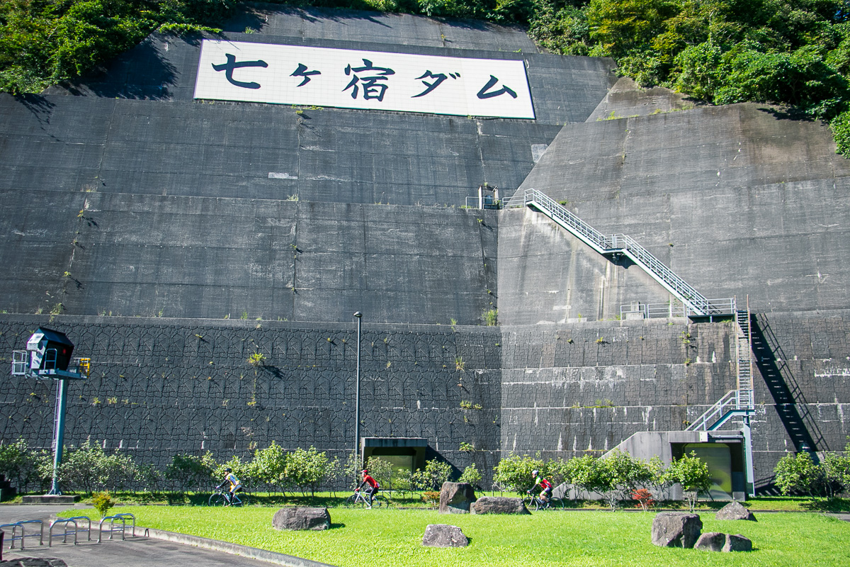 七ヶ宿ダムを走っていく