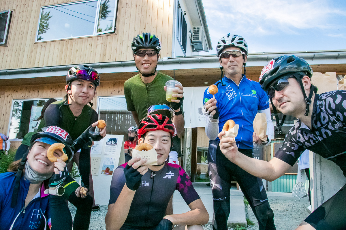 熊野大社のそばにはジェラート屋さんやドーナツ屋さんも。セルフスイーツタイムを満喫する方もいました