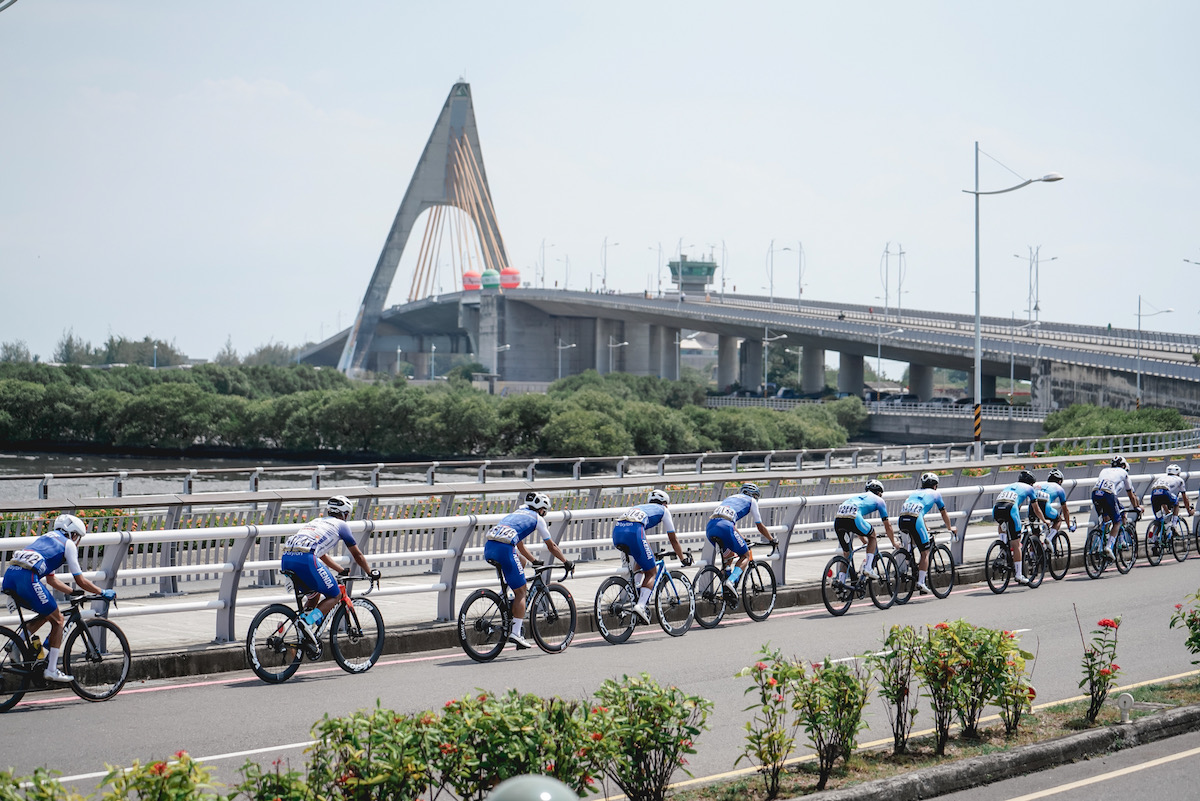 この日のコースで唯一の登り区間である大鵬湾跨海大橋に向かうプロトン