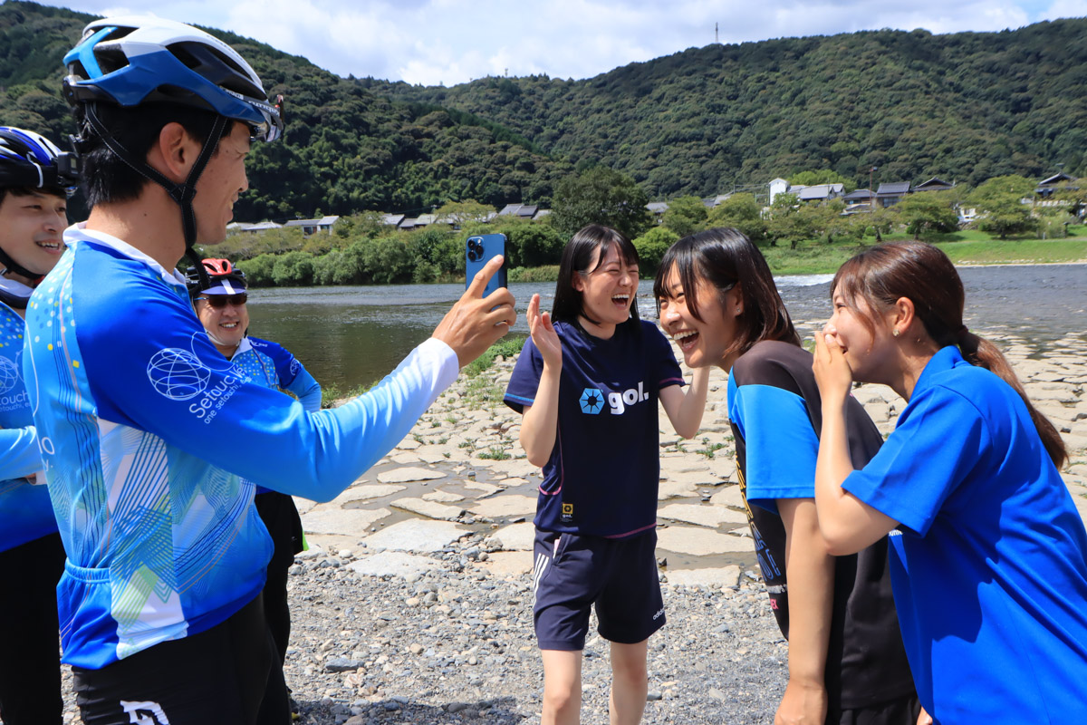 女子高生をナンパ（？）してVELOの人文字に加わるよう交渉する