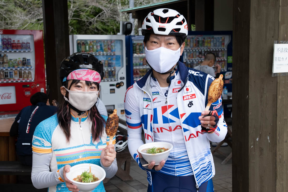 温かい豚汁と五平餅をいただく