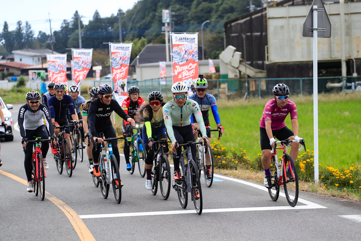 田野町を和気あいあいと走るオープニング・フリーランのグループ