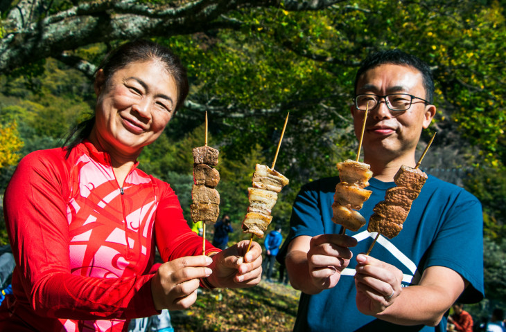 甲州豚やワインビーフの厚切り串焼きにかぶりつく！