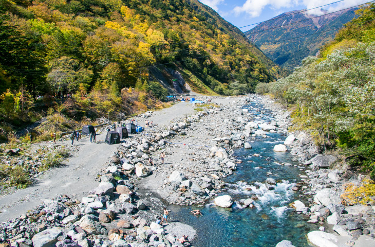 テントサウナが展開された野呂川の河原